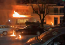 Protestuesit i vënë flakën vilës së Enver Hoxhës, brenda kishte njerëz (VIDEO)