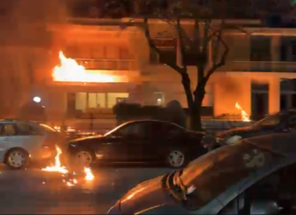 Protestuesit i vënë flakën vilës së Enver Hoxhës, brenda kishte njerëz (VIDEO)