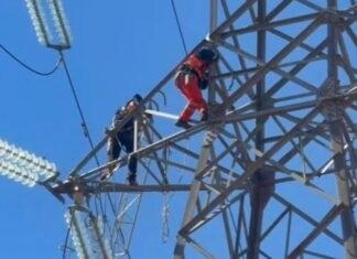 Elbasan/ Shtylla e tensionit rrezikonte të binte, nisin punimet për demontimin e saj! Disa fshatra do të mbeten përkohësisht pa energji elektrike