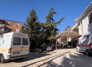 Juglindja 6 ditë e paralizuar/ Më shumë orë për të mbërritur në Tiranë, ankth dhe frikë për rastet emergjente shëndetësore, ambulancat ndjekin rrugën nga Moglica