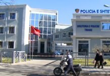 U nxori armën qytetarëve gjatë sherrit në Tiranë, pezullohet nga detyra efektivi i policisë (EMRI)