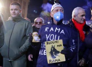 FOTOLAJM / Qytetar me plis në kokë në protestën e opozitës para Kryeministrisë