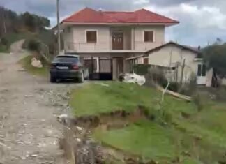 Rrëshqitje masive toke në Algjinaj, Peqin. Bllokohet rruga e fshatit, rrezikohen 3 banesa