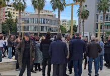 “O ku**v e mu***”/ Përshkallëzohet situata në Durrës, qytetarët “shpërthejnë” kundër këshilltarëve të bashkisë