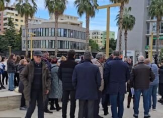 “O ku**v e mu***”/ Përshkallëzohet situata në Durrës, qytetarët “shpërthejnë” kundër këshilltarëve të bashkisë