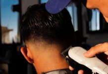 E pazakontë! S’i pëlqeu prerja e flokëve, të riut shqiptar i ‘erren sytë’, rreh me shkop gome berberin, i shkatërron dhe makinën