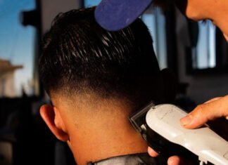 E pazakontë! S’i pëlqeu prerja e flokëve, të riut shqiptar i ‘erren sytë’, rreh me shkop gome berberin, i shkatërron dhe makinën