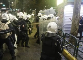 Deputeti i PD përfundon në spital, momenti kur goditet nga policia (VIDEO)