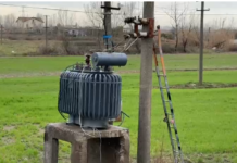 Tragjike/ Ra në kontakt me energjinë elektrike, humb jetën elektricisti!