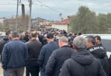 “Na u shua dera e shtëpisë…”/Grykshi i Madh i Peqinit në zi për tragjedinë e familjes Kola, përcillen viktimat për në banesën e fundit