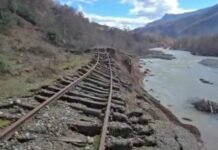 Librazhd, pas dëmtimit të segmentit rrugor dhe shtyllës së Tensionit të Lartë në “Arrat e Gurrës”, shkatërrohet edhe traseja e hekurudhës