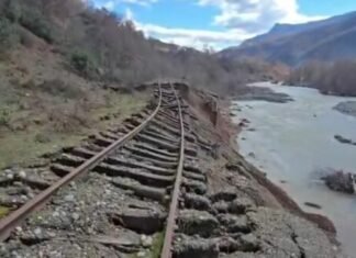 Librazhd, pas dëmtimit të segmentit rrugor dhe shtyllës së Tensionit të Lartë në “Arrat e Gurrës”, shkatërrohet edhe traseja e hekurudhës