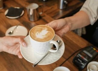 Kur duhet ta pini kafenë e fundit nëse doni të flini mirë?