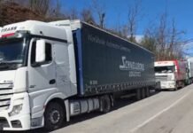 Bllokohet qarkullimi i kamionëve dhe autobusëve në hyrje të Librazhdit dhe në Hotolisht, krijohet trafik