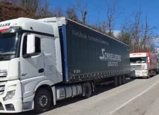 Bllokohet qarkullimi i kamionëve dhe autobusëve në hyrje të Librazhdit dhe në Hotolisht, krijohet trafik