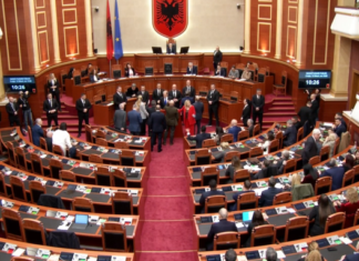 “Po mbroni vithet e Belindës”, Peleshi i heq fjalën Berishës, tensione në Kuvend