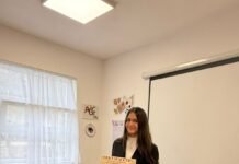 Promovohet libri me poezi dhe ese i autores së re Rebeka Tërnova