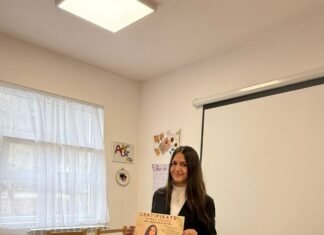 Promovohet libri me poezi dhe ese i autores së re Rebeka Tërnova