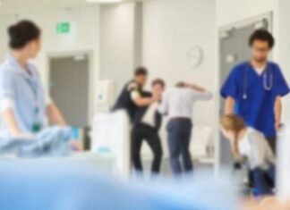 Sherr në spitalin e Lushnjës, punonjësi rreh mjekun: E thërriste gruan infermiere orar pa orar në punë!