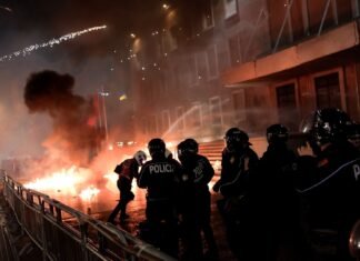 Kaos para Parlamentit/ Protestuesit hedhin molotov drejt efektivëve dhe medias, kameramani përfshihet nga flakët