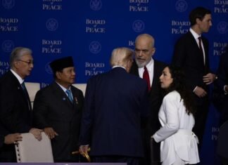 VIDEO/ Pas mbledhjes së Bordit të Paqes, Trump bisedon veçmas me Ramën dhe Osmanin