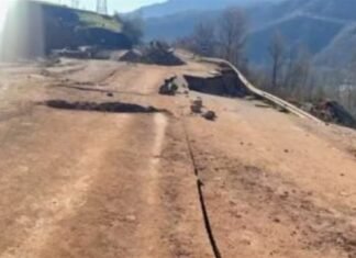 Përkeqësohet situata në rrugën Librazhd-Prrenjas, fundoset një pjesë e aksit!