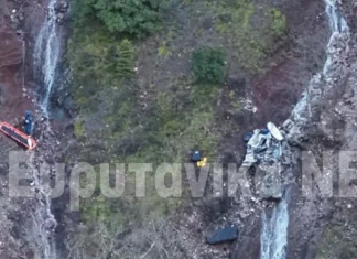 Aksident tragjik në Greqi, makina bie nga shkëmbi, gjendet i vdekur shoferi