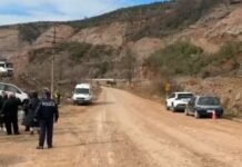 Rruga e bllokuar nga rrëshqitjet e tokës/ Tension në Dragostunjë, banorët përplasen me policinë