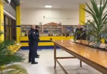 Tenton të grabisë filialin e Postës Shqiptare në Shkodër, autori thyen xhamin e sportelit dhe largohet