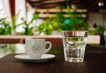 Baret në Tiranë abuzojnë me rritjen e çmimeve, uji më i shtrenjtë se kafeja. Kërkohet ndërhyrje siç ndodhi Greqi