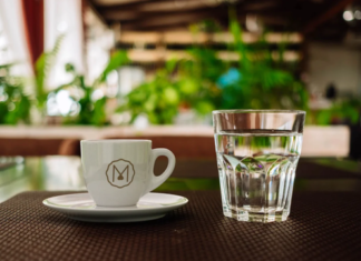 Baret në Tiranë abuzojnë me rritjen e çmimeve, uji më i shtrenjtë se kafeja. Kërkohet ndërhyrje siç ndodhi Greqi