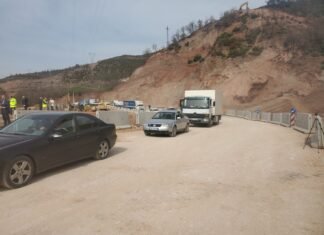 Pezullohen përkohësisht punimet në segmentin e dëmtuar të Korridorit VIII në Arrat e Gurrës, gati projekti për ndërtimin e rrugës alternative 1.3 km