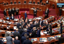 Përplasje në Kuvend/ Balla -Vokshit: Për ty Albana kam numrin 0900. Bardhi: Burrë legen, këtë thuaja gruas tënde