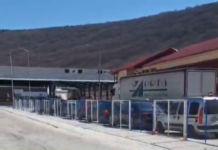 Fluks dhe radhë kilometrike në Kapshticë, qytetarët presin mbi dy orë për të kaluar kufirin