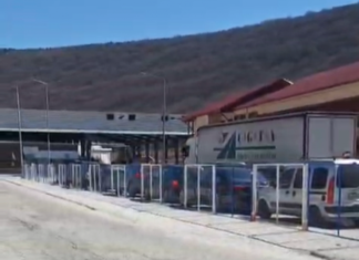 Fluks dhe radhë kilometrike në Kapshticë, qytetarët presin mbi dy orë për të kaluar kufirin