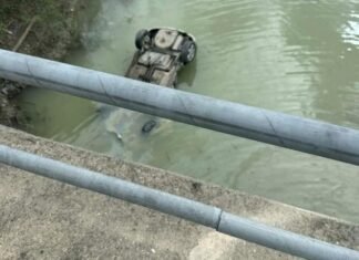 Makina del nga rruga dhe përfundon në liqenin e Banjës, shoferi shpëton mrekullisht