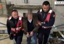 Burri hyn i armatosur në banesën e fqinjëve