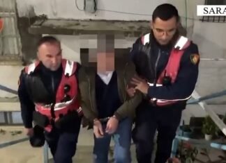 Burri hyn i armatosur në banesën e fqinjëve