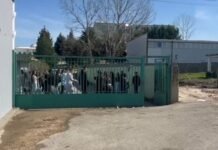 Sherri mes adoleshentëve në shkollë, policia: U plagos njëri, u shoqëruan disa të mitur