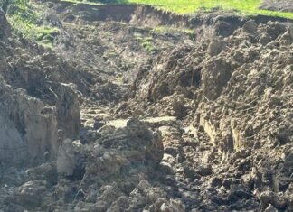 Dhjetëra familje të izoluara në Elbasan/ Rruga Tudan–Kryezjarr e bllokuar prej muajsh, ndërhyrjet dështojnë për shkak të rrëshqitjeve