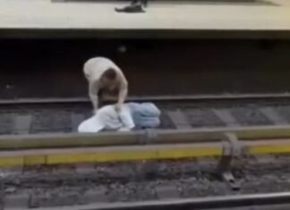 Momente paniku/ Burri shtrihet te shinat e metrosë në Bruksel, pasagjerët rrezikojnë jetën për ta shpëtuar