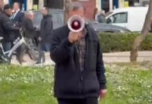 I vetëm në protestë/ Revolta e pensionistit me megafon në dorë para Parlamentit: Ju na vidhni kafshatën e gojës!