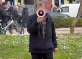 I vetëm në protestë/ Revolta e pensionistit me megafon në dorë para Parlamentit: Ju na vidhni kafshatën e gojës!