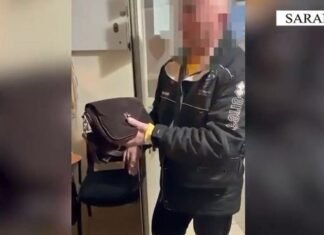 Shembull qytetarie në Ksamil, qytetari gjen çantën me 17 mijë dollarë dhe e dorëzon në polici (VIDEO)