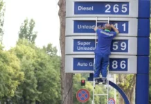 TABELA/ Shihni sa taksa paguan rajoni për një litër naftë dhe sa Shqipëria