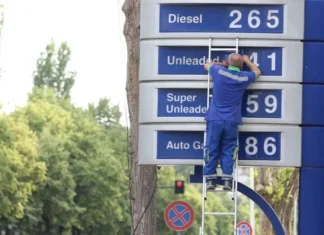 TABELA/ Shihni sa taksa paguan rajoni për një litër naftë dhe sa Shqipëria