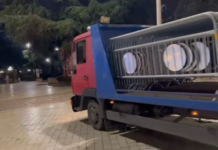 Protesta e opozitës/ Blindohet Parlamenti, vendoset edhe gardh metalik