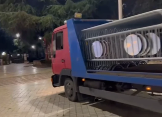 Protesta e opozitës/ Blindohet Parlamenti, vendoset edhe gardh metalik