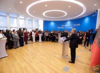 Berisha përshëndet gratë dhe vajzat e opozitës për 8 mars