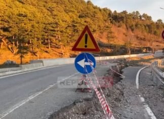 Dëmtohet rruga pranë liqenit të Gjinarit, shkak rrëshqitja e tokës